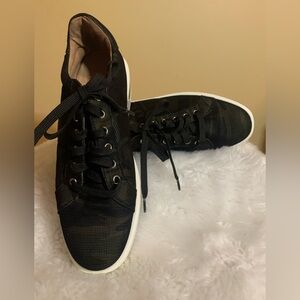 LINEA PAOLO ladies lace up platform sole green Cammo sneakers in size 10 GUC